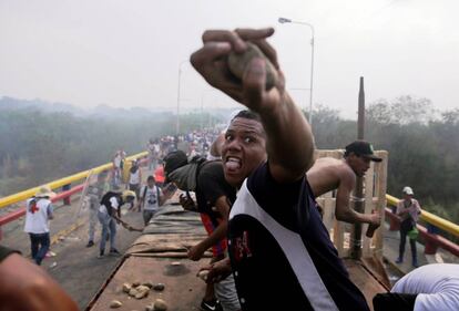 Con rocas y proyectiles improvisados los opositores combatían con las fuerzas de seguridad de Venezuela sobre el puente Francisco de Paula Santander