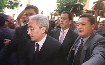 El ministro de Trabajo, Juan Carlos Aparicio, a su llegada al Palacio de Congresos de Córdoba, donde ha acudido esta tarde a una jornadas organizadas por el PP. El ministro ha sido increpado por varios sindicalistas de CC OO y UGT.