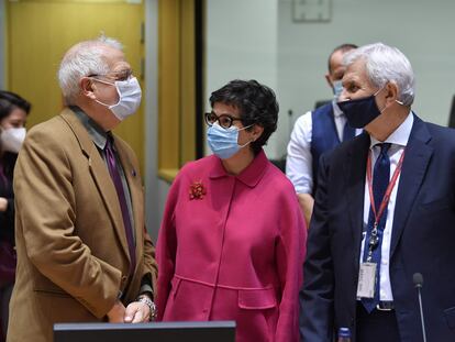 El Alto Representante de la UE para Política Exterior, Josep Borrell (a la izquierda), junto a la ministra española de Exteriores, Arancha González Laya (en el centro) durante el encuentro de este lunes en Bruselas.