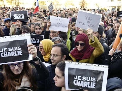 Manifestantes de La Rochelle, en el oeste de Francia, muestran carteles con las frases “Yo soy Charlie” y “No en mi nombre”.