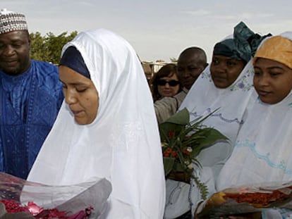 Las esposas del capataz (vestido de azul) reciben con flores a De la Vega.