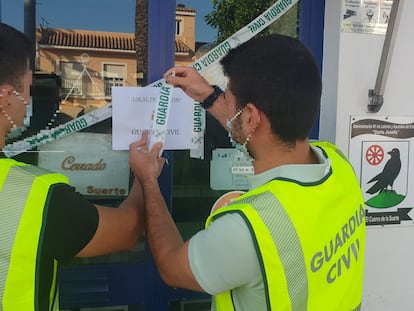 Agentes de la Guardia Civil precintan el establecimiento de lotería en El Cuervo que los Panecito adquirieron para blanquear.