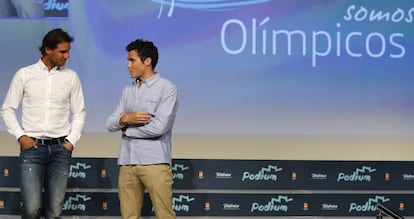 Nadal, a la izquierda, en diálogo con Gómez Noya, el martes, en Madrid.