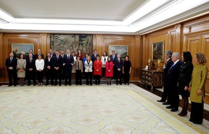 El rey Felipe, el presidente del Gobierno y los vicepresidentes y ministros del Gobierno, así como el presidente del Tribunal Supremo, Carlos Lesmesa; el presidente del Tribunal Constitucional, Juan José González Rivas, y las presidentas del Senado y Congreso, Pilar Llop y Meritxell Batet, tras la toma de posesión.