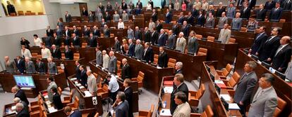 Los senadores rusos han guardado un minuto de silencio en memoria de los fallecidos en Osetia del Sur durante una sesión extraordinaria del Consejo de la Federación Rusa en Moscú.