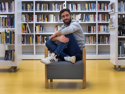 El exfutbolista Zuhaitz Gurrutxaga, fotografiado en la biblioteca de la casa de cultura Ernest Llust de San Sebastián el 5 de diciembre.