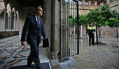 Artur Mas se dirige a la reunión semanal con sus consejeros, en el palacio de la Generalitat.