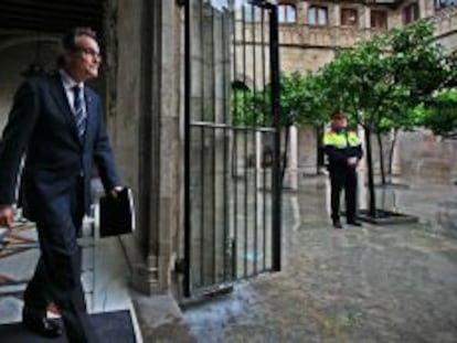 Artur Mas se dirige a la reuni&oacute;n semanal con sus consejeros, en el palacio de la Generalitat.