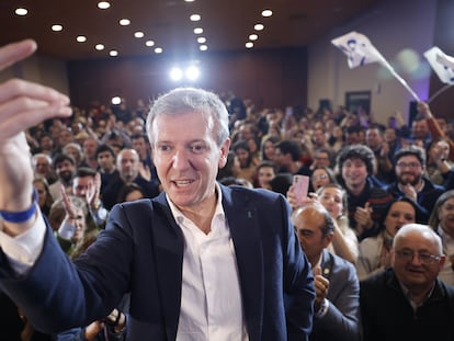El candidato Popular a la Xunta, Alfonso Rueda, saluda a militantes tras resultar ganador de las elecciones gallegas este domingo, en Santiago.
