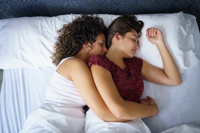 Insomnia is not contagious, but there is no doubt that disturbances in our own sleep affect our bed partner's.