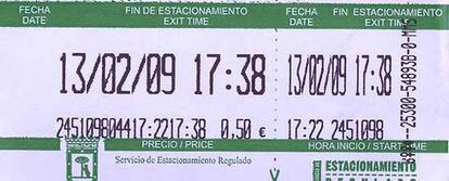 Un tique de aparcamiento de 16 minutos en lugar de 20 que la asociación aporta como prueba del error.