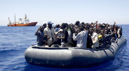 Un grupo de migrantes durante una operaci&oacute;n de rescate el pasado lunes en aguas del Mediterr&aacute;neo.
