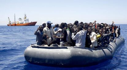 Un grupo de migrantes durante una operación de rescate el pasado lunes en aguas del Mediterráneo.