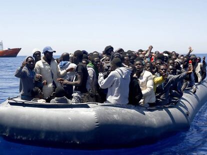 Un grupo de migrantes durante una operaci&oacute;n de rescate el pasado lunes en aguas del Mediterr&aacute;neo.