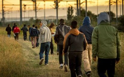 Un grup d'immigrants, prop de Calais.