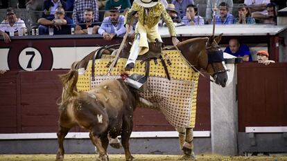 'Sombrero', del hierro de Pedraza de Yeltes, en su pelea con el caballo.