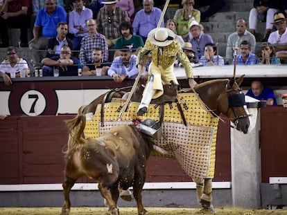 'Sombrero', del hierro de Pedraza de Yeltes, en su pelea con el caballo.