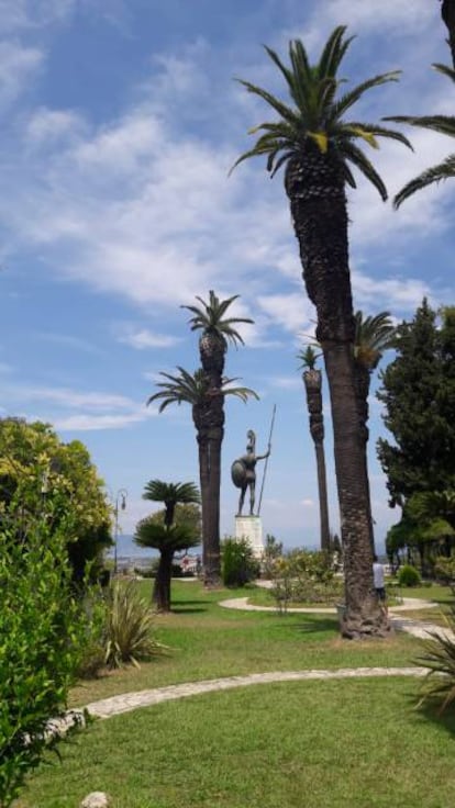 Estatua de Aquiles en el jardín de la villa de Sissi en Corfú.