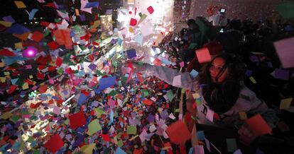 Nueva York celebra la llegada del Año Nuevo tirando confeti en Time Square.