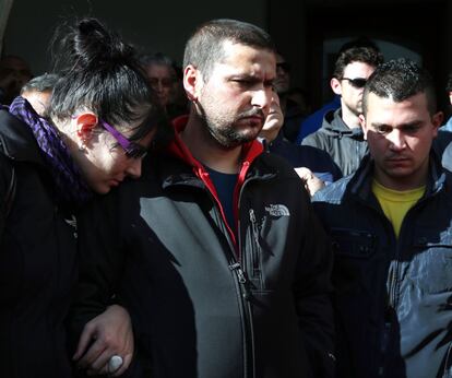  Un grupo de asistentes a la concentraci&oacute;n en la Plaza Mayor muestran su dolor.