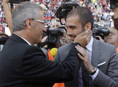 Guardiola y Manzano se saludan antes del inicio del partido Mallorca - F.C. Barcelona.