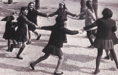 Unas niñas juegan al corro de la patata, en una imagen del libro 'Guía de Juegos Tradicionales Madrileños'.
