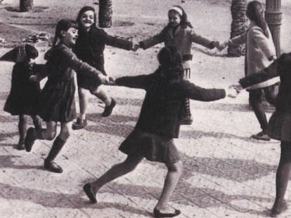 Unas ni&ntilde;as juegan al corro de la patata, en una imagen del libro &#039;Gu&iacute;a de Juegos Tradicionales Madrile&ntilde;os&#039;.