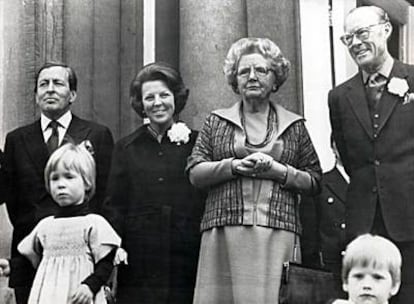 De izquierda a derecha, el príncipe Claus, Beatriz de Holanda, Juliana de Holanda y el príncipe Bernardo.