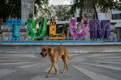 Graffiti against the death of Salazar on the welcome sign to Tulum.