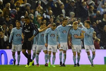 Los jugadores del Celta celebran el gol de Wass al Real Madrid.