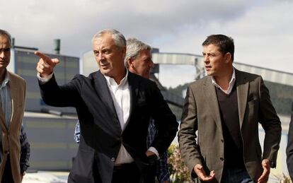 Pachi Vázquez y José Ramón Gómez Besteiro, en una visita a Alcoa en septiembre de 2012.
