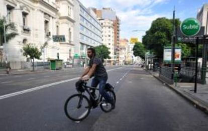 Un hombre transita en bicicleta por una calle vacía durante la jornada de huelga convocada en Argentina el pasado dia 10. EFE/Archivo