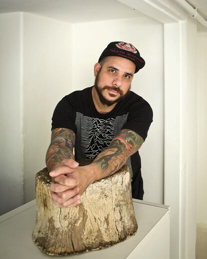 Fábio Pimentel. Tatuador. Cerca de la galería de arte Choque Cultural, en Vila Madalena, encontramos Black Ball Crew, el estudio que Fábio Pimentel comparte con otros tres tatuadores en un edificio que también aloja una sala de exposiciones y una tienda de skate. Su formación parte del trabajo de los indios brasileños, pero también del tatuaje tradicional americano y el oriental japonés. Aviso: tiene la agenda completa hasta octubre.