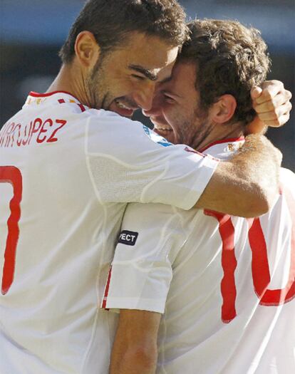 Adrián celebra con Mata el primer gol