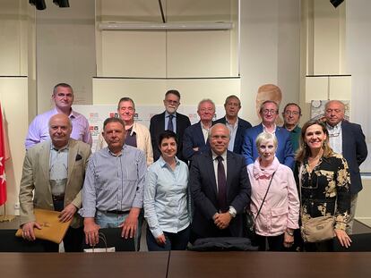 Foto de familia de los asistentes a la última reunión. Lorena Paricio, la coordinadora, en primera fila, tercera por la izquierda.