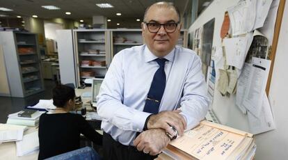 El juez sustituto Rafael Ponce, en el juzgado número 1 de Ripoll (Girona).