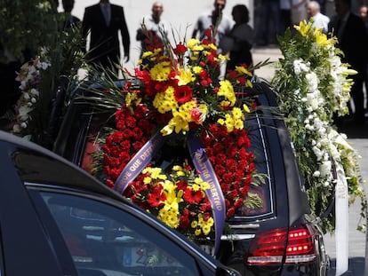 GRA154 LAS ROZAS (MADRID), 11/06/2017.- Centenares de familiares, amigos y vecinos de Ignacio Echeverr&iacute;a, el joven asesinado el pasado fin de semana en los atentados de Londres, han acudido hoy al cementerio de la parroquia del Corpus Christi de la localidad madrile&ntilde;a de Las Rozas para despedirlo. EFE/Javier L&oacute;pez