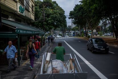 De segunda, quarta e sexta-feira é dia de fazer a coleta fixa. Nas próximas horas, Juliano Mineiro percorrerá pontos em que o material já é garantido.