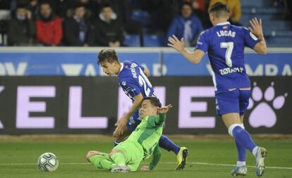 Roque Mesa, en el suelo ante Pere Pons.