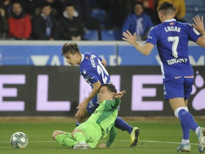 Roque Mesa, en el suelo ante Pere Pons.