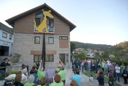 Vecinos de Cans descubren el símbolo del festival en su jornada de apertura