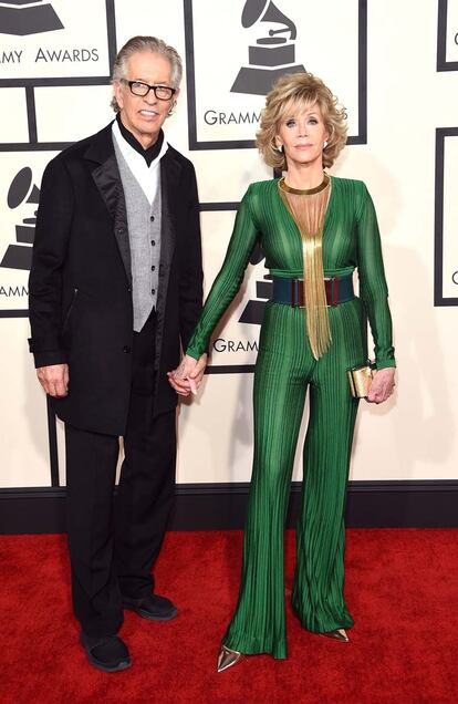 Jane Fonda, fantástica con un mono verde de Balmain, acudió a la gala con Richard Perry.