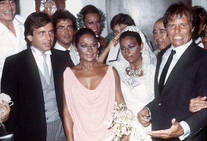 La boda de Lolita Flores y Guillermo Furiase en la iglesia de la Encarnación de Marbella. En la foto, los novios junto a los padrinos; Lola Flores y Manuel Benítez 'El Cordobés'. 
