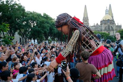 Desde la frontera norte hasta la frontera sur de México, la marioneta se ha reunido con niños, jóvenes, refugiados y migrantes de todas las edades; además de colectivos, que buscan crear conciencia entre la sociedad sobre los momentos difíciles que viven las personas -sobre todo menores- que se ven obligados a abandonar su lugar de origen. En la imagen, Amal saluda a un grupo de niños en el centro histórico de Guadalajara.