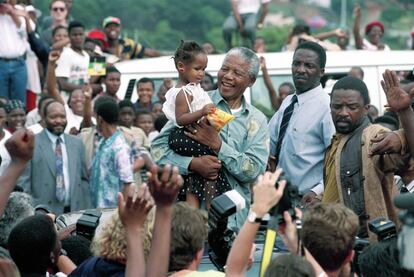 21 de abril de 1994. Nelson Mandela sostiene a una niña en un mitin preelectoral en Durban días antes de celebrarse las elecciones de 1994 en Sudáfrica. Mandela se convirtió en el primer presidente negro elegido democráticamente en Sudáfrica.