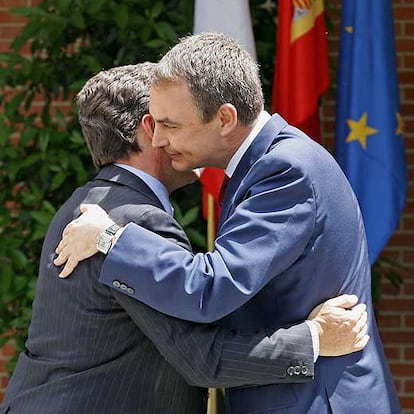 El presidente francés, Nicolas Sarkozy, y José Luis Rodríguez Zapatero se abrazan en La Moncloa.