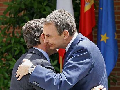 El presidente francés, Nicolas Sarkozy, y José Luis Rodríguez Zapatero se abrazan en La Moncloa.