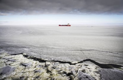 Un carguero rompehielos que cubre la ruta entre Murmansk y Dudinka, en el Ártico.
