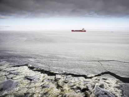 Un carguero rompehielos que cubre la ruta entre Murmansk y Dudinka, en el Ártico.