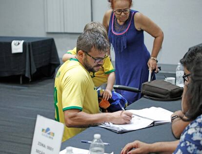 Brasileiros votam em Orlando, Florida, nos EUA.